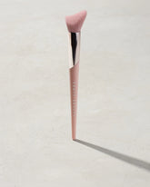 Cheek-Hugging Highlight Brush 120
