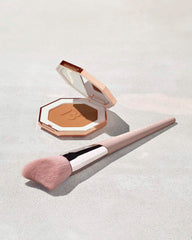 Cheek-Hugging Bronzer Brush 190